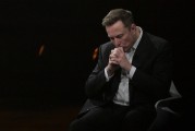 安陆特斯拉股价收涨超3%：特朗普无意沟通，马斯克父亲劝儿子低头